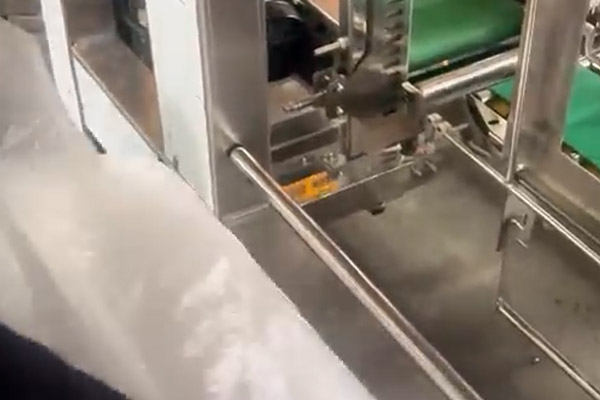 全自动套袋机卷材安装方法